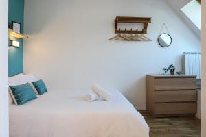- une chambre avec un lit blanc et une commode dans l'établissement Apartment Chamois Blanc 7A, à Chamonix-Mont-Blanc