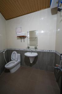 ein Bad mit einem WC und einem Waschbecken in der Unterkunft Hưng Phát Bungalow in Phong Nha