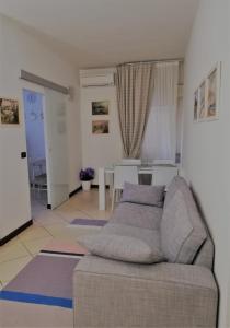 sala de estar con sofá y mesa en Il Melograno, en Rímini