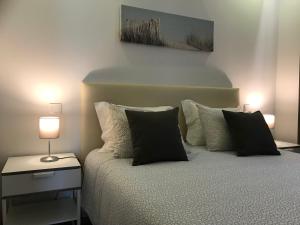 - une chambre avec un lit et 2 lampes dans l'établissement Povoa do Mar, à Póvoa de Varzim