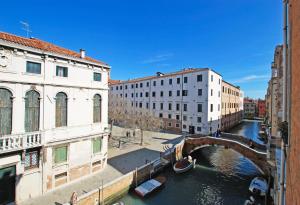 ヴェネツィアにあるCA CORTE NOVA design apartment with canal viewのギャラリーの写真