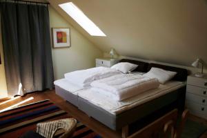 シーヴィックにあるStenrosgårdenのベッドルーム(白いシーツを使用した大型ベッド1台付)