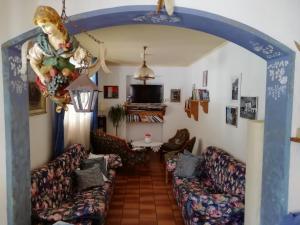 un soggiorno con 2 divani di ALBERGO SORGENTI DEL PIAVE a Sappada