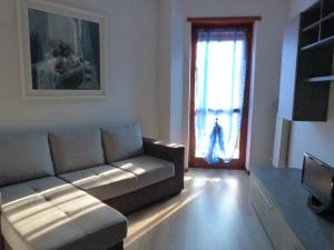 sala de estar con sofá y ventana en Maison Buthier, en Aosta