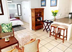 Sala de estar con cocina y dormitorio en D'urban Ridge Self catering Apartment en Ciudad del Cabo