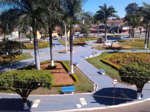 un parque con palmeras y una calle en Hotel Imperador, en Caldas Novas