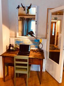 a desk with a laptop and a chair in a room at Taikaloora-lomahuoneisto Oulujärvi in Vaala