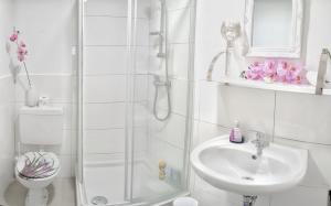 Ένα μπάνιο στο "Gemütlich" 1-Zimmer Apartment nah am Wald