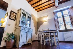 a dining room with a table and a wooden door at Fiesole's cozy Apartment 1 in Fiesole