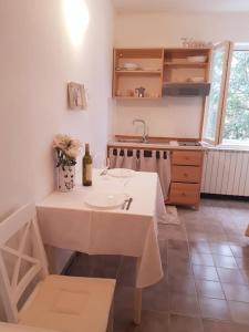 cocina blanca con fregadero y encimera en House Kate en Rovinj