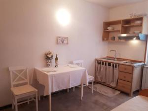 kuchnia ze stołem, zlewem, stołem i krzesłami w obiekcie House Kate w Rovinj