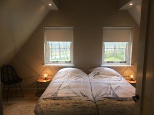En eller flere senge i et værelse på Mooi, vrij gelegen vakantiehuis dichtbij zee en strand!