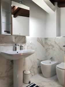 bagno bianco con lavandino e servizi igienici di Casa Falegnami 20.19 a Bologna