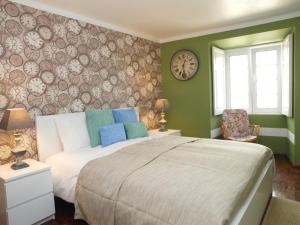 En eller flere senge i et værelse på HENRI'S APARTMENTS - City Centre