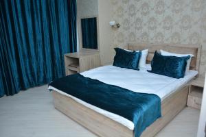 Säng eller sängar i ett rum på Global Hotel Baku