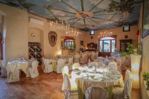 シエナにあるCastel di Pugna Wineryの白いテーブルと白い椅子が備わる宴会場