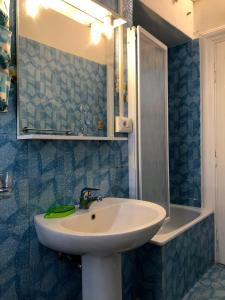 uma casa de banho com um lavatório branco e um espelho. em La Loggetta em Celleno