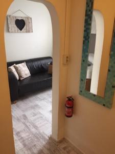 ザントフォールトにあるSteR Appartement Zandvoortのリビングルーム(黒い革張りのソファ、鏡付)