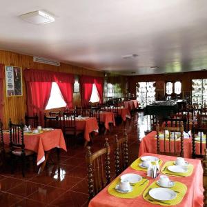Un restaurante con mesas y sillas con mantel rojo. en Hotel Colomba, en Huaraz