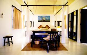 ein Esszimmer mit einem Tisch und Stühlen in einem Zimmer in der Unterkunft Lawana Escape in Pran Buri