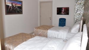 una camera con due letti e una foto a parete di Şar Apartment Suites a Istanbul