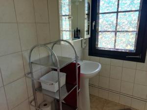 baño con lavabo y aseo y ventana en Karesz nyaralóház en Zalakaros