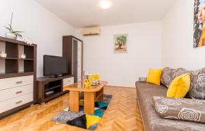 TV a/nebo společenská místnost v ubytování Apartment Pavla with pool