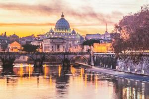 vistas a una ciudad con un puente y un edificio en B&B La Maison de Jo en Roma