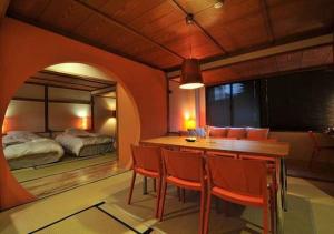 un comedor con mesa y sillas y un dormitorio en Address Nozawa Executive Studio / Vacation STAY 22746, en Nozawa Onsen