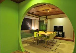 sala de estar con mesa y sillas amarillas en Address Nozawa Executive Studio / Vacation STAY 22746, en Nozawa Onsen
