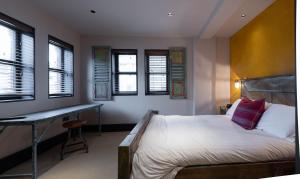 
A bed or beds in a room at Charter House
