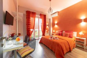 une chambre avec un lit, un bureau et une télévision dans l'établissement B&B La Maison de Jo, à Rome
