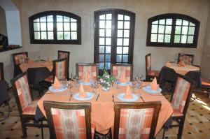 A restaurant or other place to eat at Gite Nadia