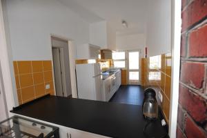 una cucina con piano di lavoro nero e frigorifero di Lagos Central Apartments Ap 14 a Lagos Altre 8 foto