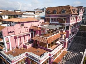 una vista aérea de una ciudad con edificios rosados en Selina Cuenca, en Cuenca