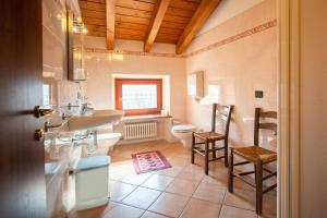 a bathroom with a toilet, sink, and bathtub at Albergo Al Platano in Caprino Veronese