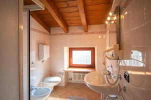 a bathroom with a sink, toilet and tub at Albergo Al Platano in Caprino Veronese