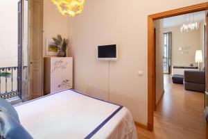 sypialnia z łóżkiem i salonem w obiekcie INMálaga Fresca II w Maladze
