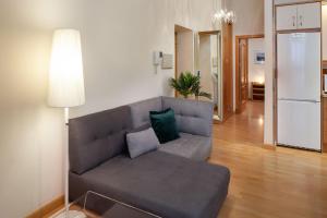 salon z kanapą i lodówką w obiekcie INMálaga Fresca II w Maladze +7 zdjęć