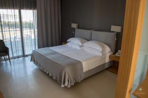 Postel nebo postele na pokoji v ubytování Double Bay Beach Hotel + 16 fotografií