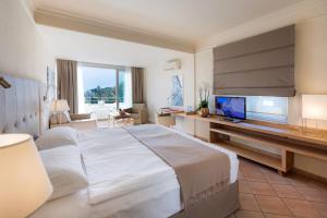 Televiisor ja/või meelelahutuskeskus majutusasutuses Parkhotel Delta, Wellbeing Resort