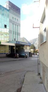 莫斯塔尔APARTMAN QUEEN的一栋建筑物，停车场里停着几辆车