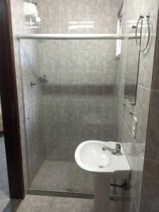 馬卡埃的住宿－Hotel Nolasco，带淋浴、盥洗盆和淋浴的浴室
