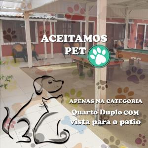 un perro de dibujos animados sentado en el suelo de una habitación en Indaiá Praia Hotel, en Bertioga