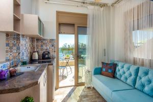 Kuchyň nebo kuchyňský kout v ubytování Elimia Suites & Studios