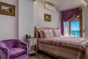 Postel nebo postele na pokoji v ubytování Elimia Suites & Studios