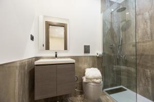 uma casa de banho com um lavatório e um chuveiro em Clementi Portrait em Roma