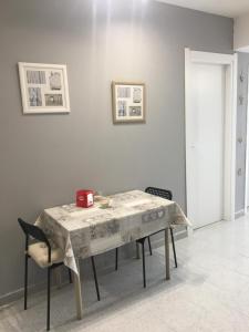 uma mesa de jantar com uma toalha de mesa em Cheap Stop em Pompeia