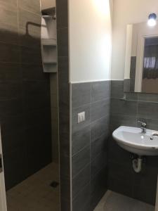 uma casa de banho com um lavatório e um espelho em Cheap Stop em Pompeia