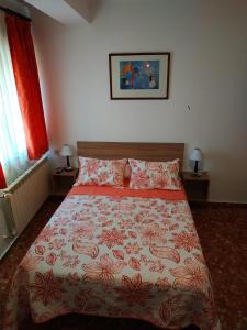a bedroom with a bed with a red bedspread at Hostal Alvaro I in Alborea
